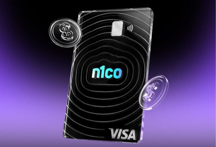 Tarjeta n1co negra entre monedas