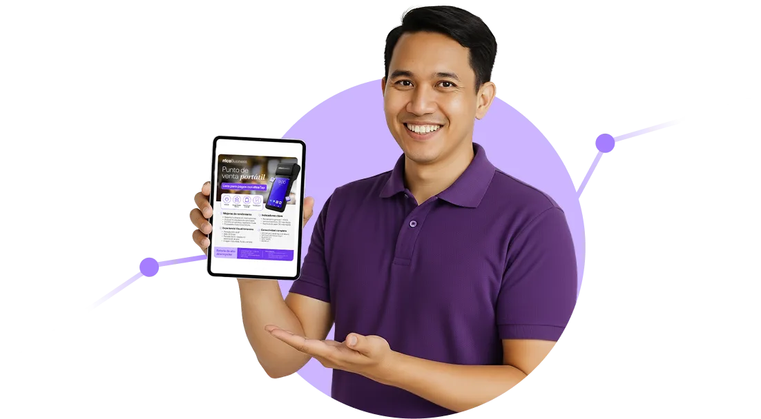 Revendedor sonriente con camisa morada que muestra en una tableta la ficha del punto de venta portátil