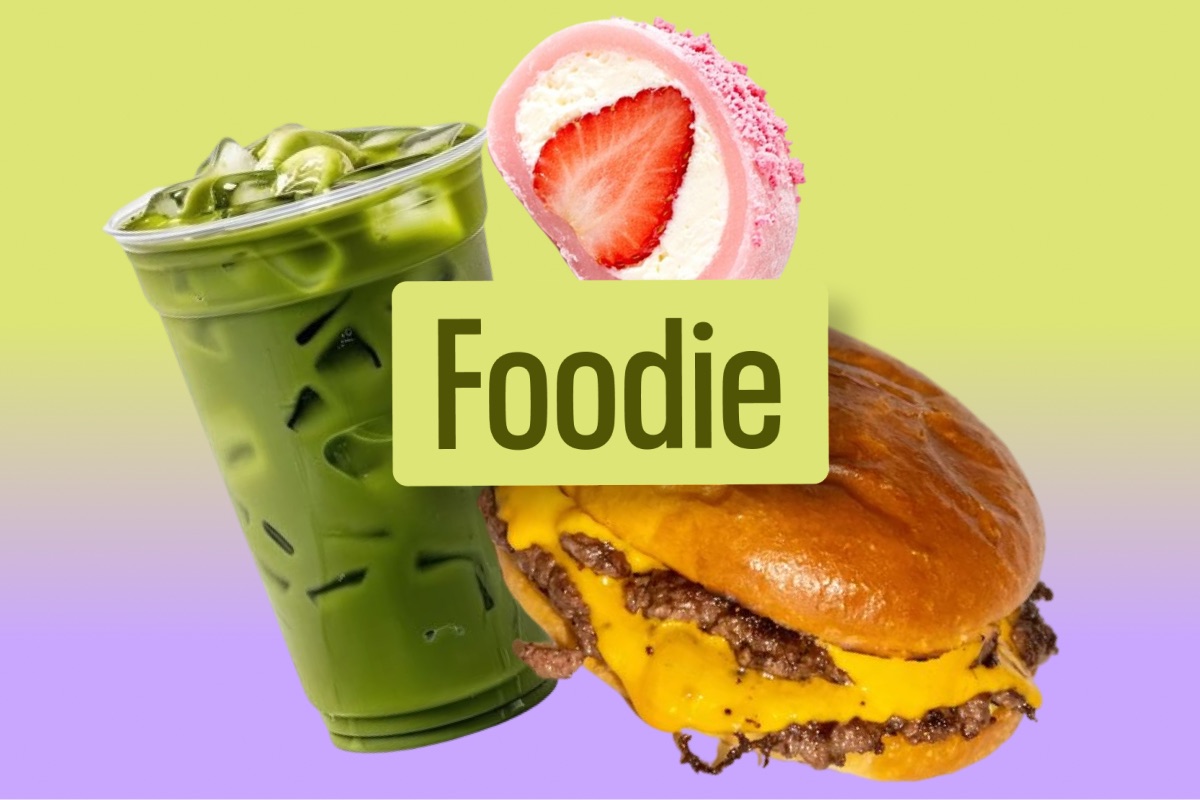 Té matcha helado, un mochi de fresa y una hamburguesa con queso