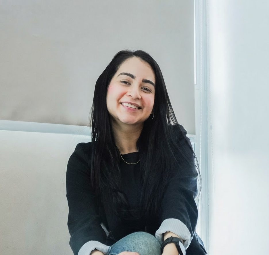 Persona del equipo de n1co sonriendo en la oficina
