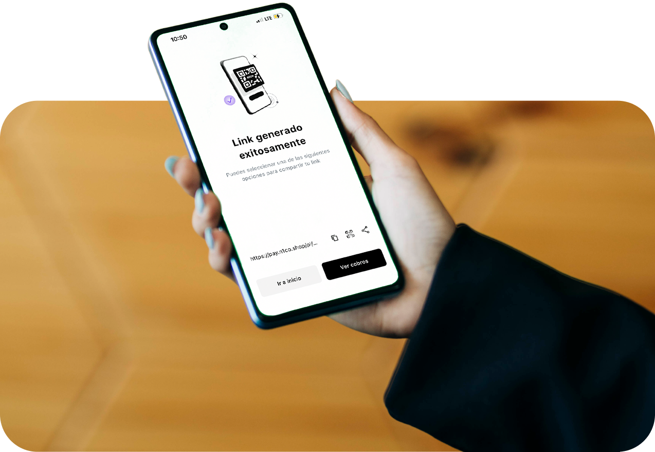 Mano que sostiene un celular con la pantalla «Link generado exitosamente» de n1co Business