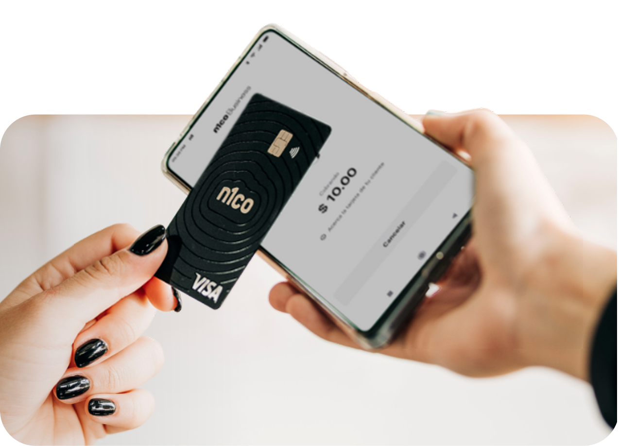 Una mano acerca una tarjeta n1co negra a un teléfono Android que cobra 10 dólares con n1coTap