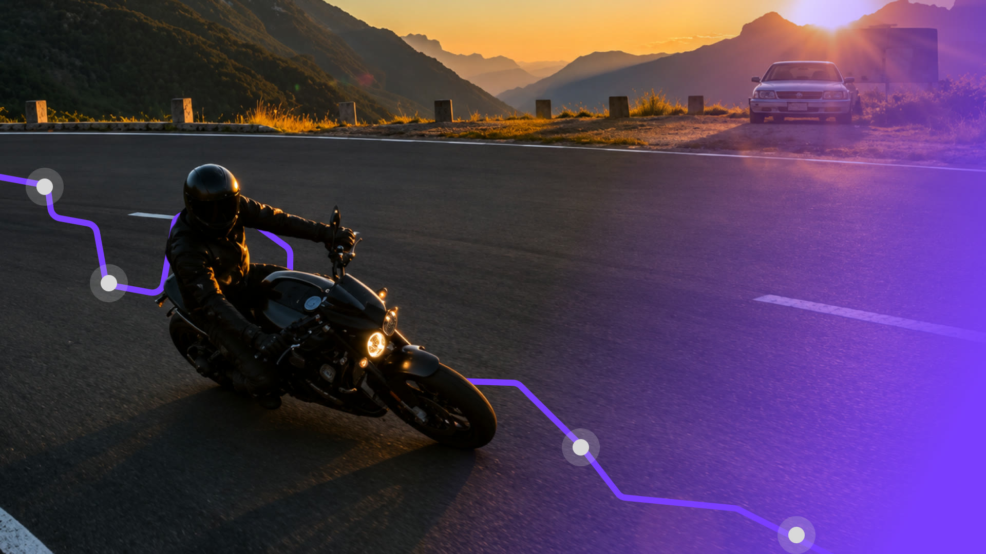 Motociclista que toma una curva en una carretera al atardecer, con una línea de ruta morada