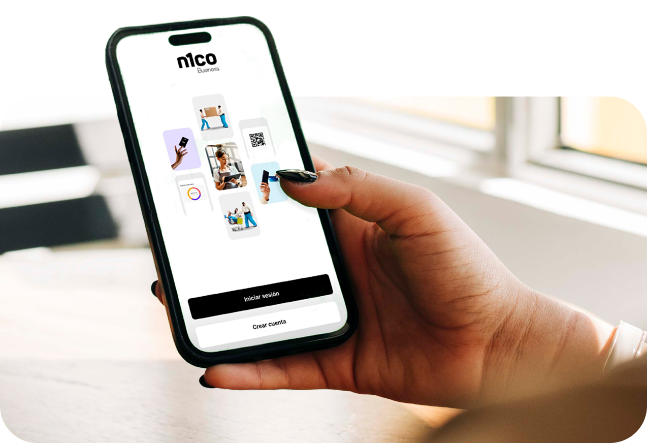 Mano que sostiene un celular con la pantalla de inicio de la app n1co Business