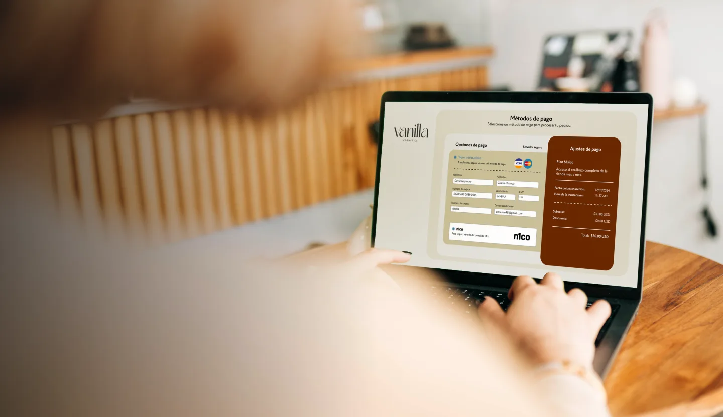 Persona que paga en una laptop con el formulario de tarjeta de n1co dentro de una tienda en línea