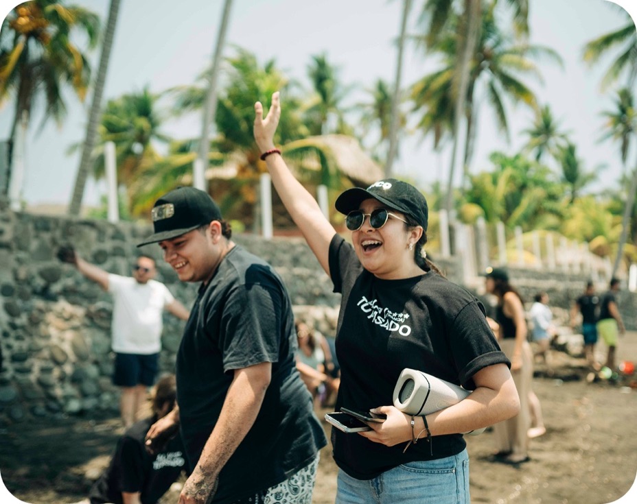 Voluntarios de Fundación n1co con gorras n1co en una playa