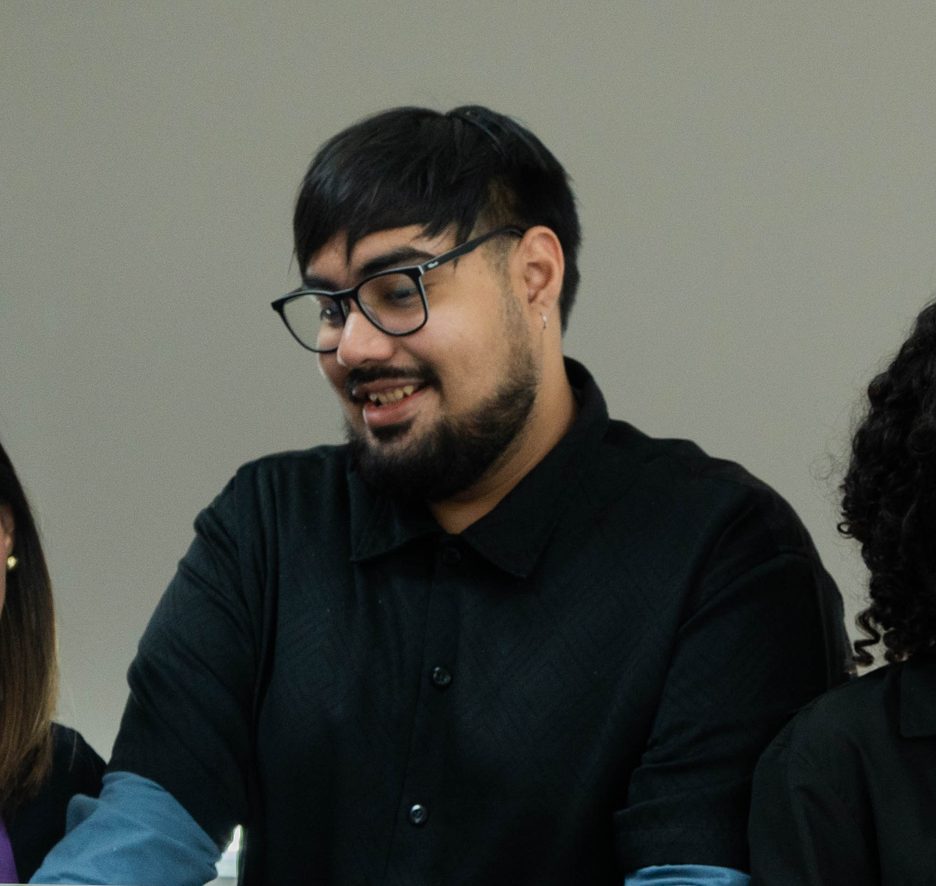 Persona del equipo de n1co conversando en una reunión