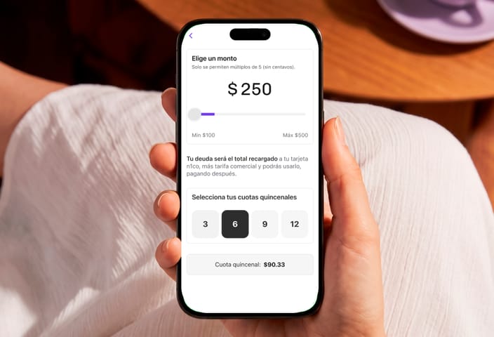 Teléfono con la app n1co para elegir el monto y las cuotas quincenales