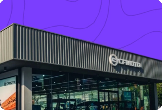 Fachada de una sucursal CF Moto sobre un fondo morado