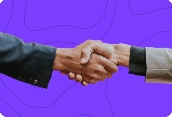 Dos personas que se dan la mano sobre un fondo morado