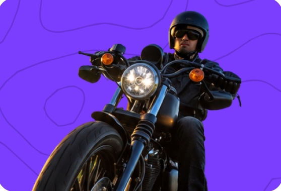 Motociclista con casco que avanza en su moto sobre un fondo morado