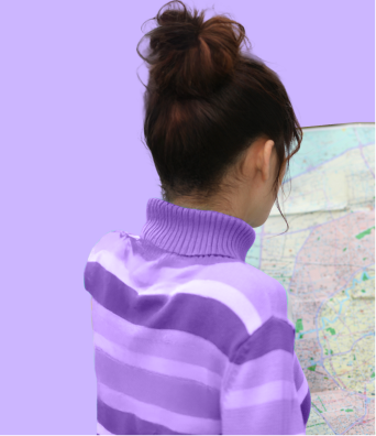 Persona de espaldas mirando un mapa