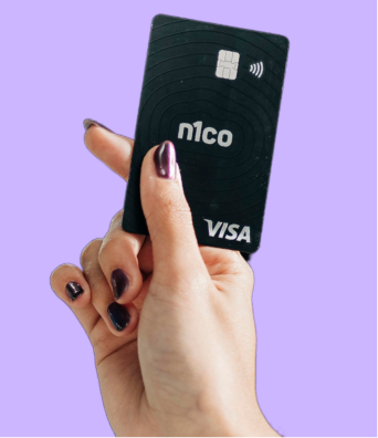 Mano que sostiene una tarjeta n1co negra