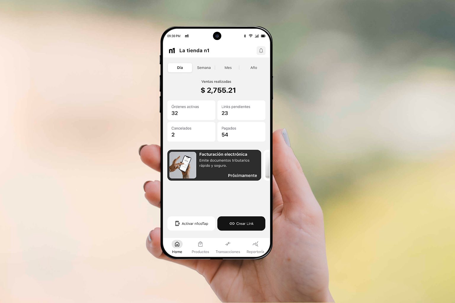 Mano que sostiene un celular con el resumen de ventas de la app n1co Business