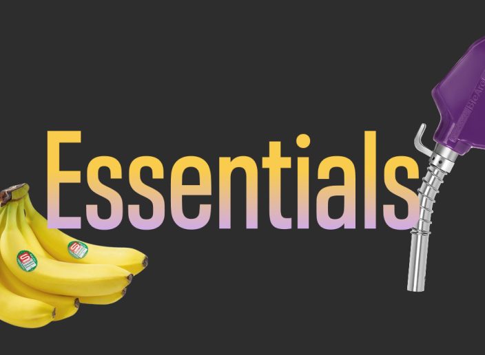 La palabra Essentials entre bananos y una bomba de gasolina