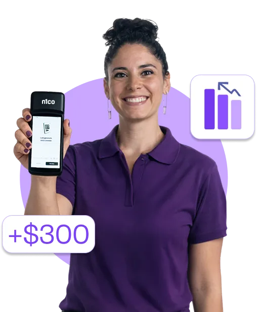 Revendedora sonriente con camisa morada que muestra un punto de venta portátil n1co