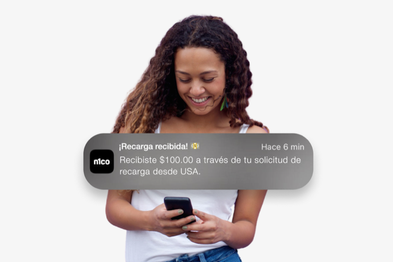 Mujer sonriente que mira su teléfono, con la notificación «¡Recarga recibida!»
