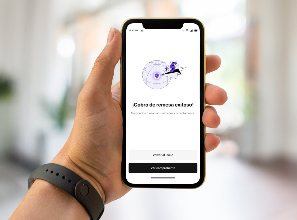 Mano que sostiene un teléfono con el mensaje «¡Cobro de remesa exitoso!» en la app n1co