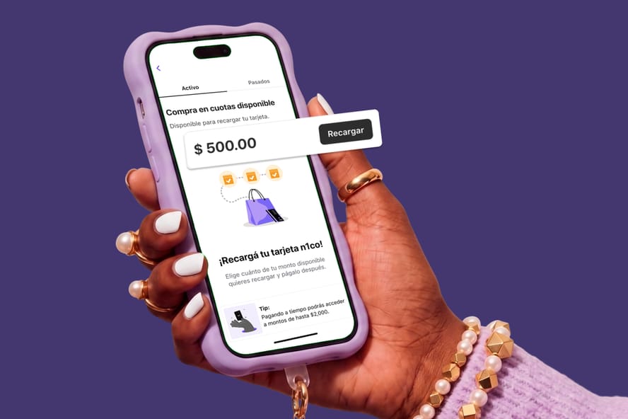 Mano que sostiene un teléfono con la app n1co y $500.00 disponibles para comprar en cuotas