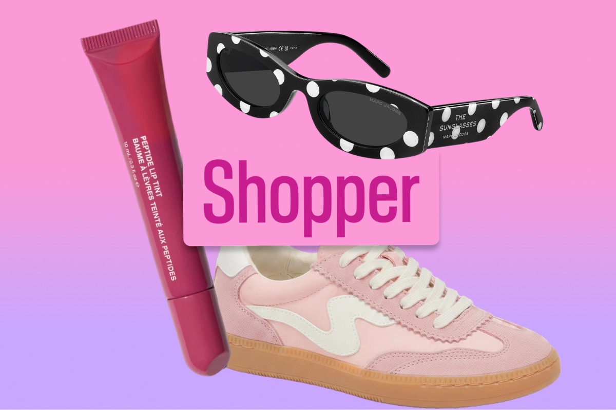 Un labial, unos lentes de sol de lunares y un tenis rosado