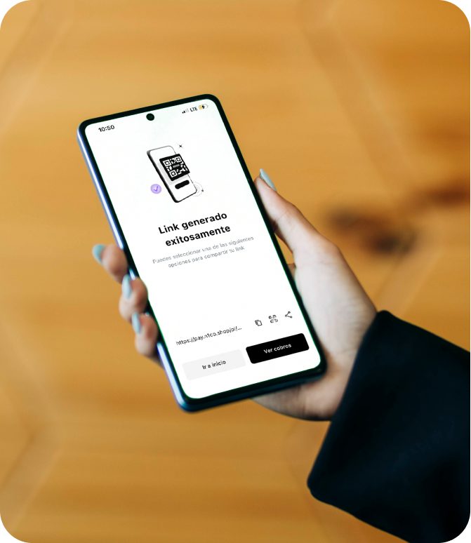Mano que sostiene un celular con el mensaje «Link generado exitosamente» y su código QR