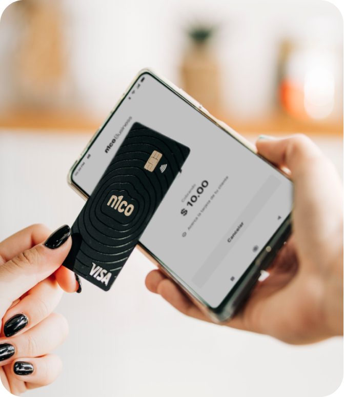 Mano que acerca una tarjeta n1co Visa a un teléfono que cobra 10 dólares