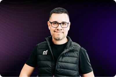 Hombre con lentes y chaleco negro de n1co sobre un fondo morado