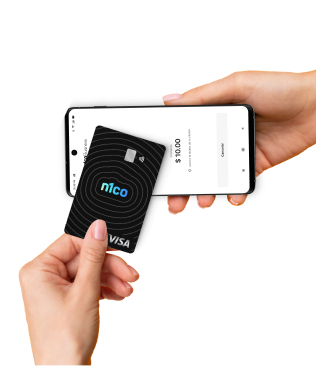Mano que acerca una tarjeta n1co a un celular para pagar